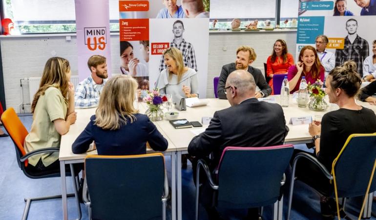 Jongeren in gesprek met koningin Máxima over mentaal welbevinden